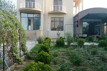 Satılır Bağ Evi Novxanıda
