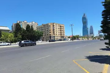 Satılır Köhnə Tikili Nərimanov Heykəlində