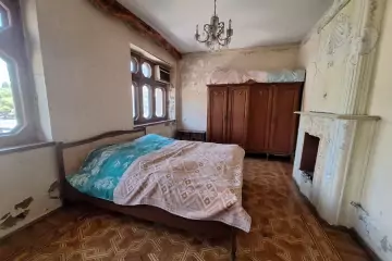 Satılır Köhnə Tikili Nərimanov Heykəlində