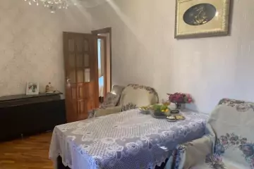 Satılır Köhnə Tikili Elmler Akademiyasıda
