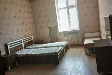 Satılır Köhnə Tikili Elmler Akademiyasıda