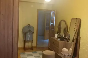 Satılır Köhnə Tikili Elmler Akademiyasıda