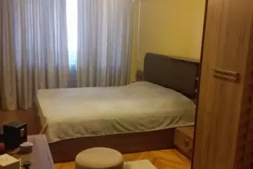 Satılır Köhnə Tikili Elmler Akademiyasıda