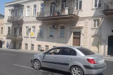 Satılır Köhnə Tikili İçərişəhərdə