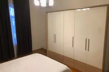 Aylıq Kirayə Köhnə Tikili Mərkəzdə