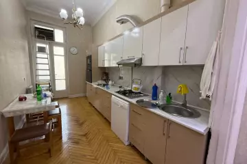 Aylıq Kirayə Köhnə Tikili Mərkəzdə