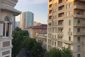 Aylıq Kirayə Köhnə Tikili Mərkəzdə