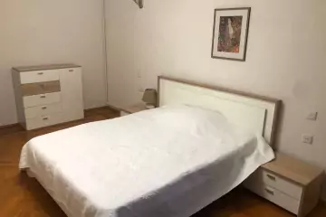 Aylıq Kirayə Köhnə Tikili Mərkəzdə