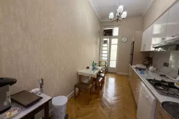 Aylıq Kirayə Köhnə Tikili Mərkəzdə