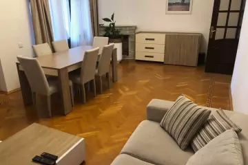Aylıq Kirayə Köhnə Tikili Mərkəzdə