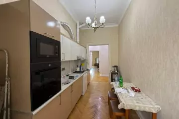 Aylıq Kirayə Köhnə Tikili Mərkəzdə