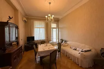 Aylıq Kirayə Köhnə Tikili Mərkəzdə