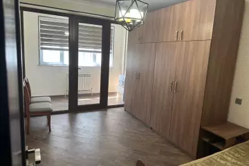 Satılır Köhnə Tikili Elmler Akademiyasıda