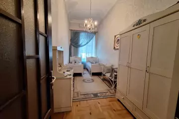 Satılır Köhnə Tikili Axundov Bağında
