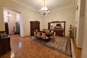 Satılır Köhnə Tikili Axundov Bağında