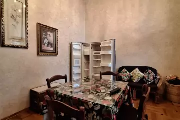 Satılır Köhnə Tikili Axundov Bağında