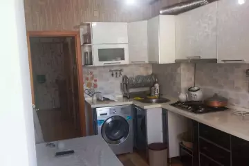 Satılır Köhnə Tikili Elmler Akademiyasıda