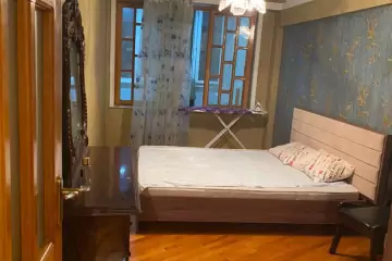 Satılır Köhnə Tikili Elmler Akademiyasıda
