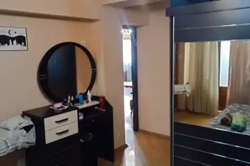 Satılır Köhnə Tikili Elmler Akademiyasıda