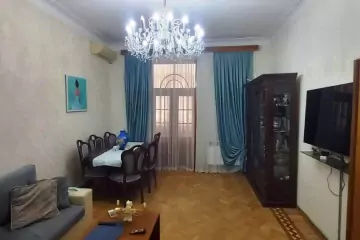 Satılır Köhnə Tikili Elmler Akademiyasıda