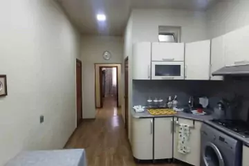 Satılır Köhnə Tikili Elmler Akademiyasıda
