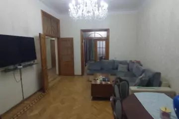Satılır Köhnə Tikili Elmler Akademiyasıda
