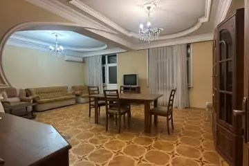 Satılır Yeni Tikili Ayna Sultanova Heykəlində