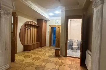 Satılır Yeni Tikili Ayna Sultanova Heykəlində