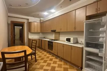 Satılır Yeni Tikili Ayna Sultanova Heykəlində