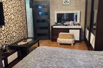 Satılır Köhnə Tikili Elmler Akademiyasıda