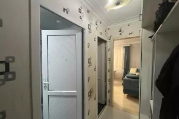Satılır Köhnə Tikili Elmler Akademiyasıda