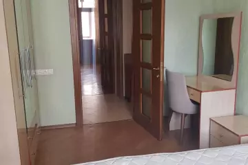 Satılır Köhnə Tikili Elmler Akademiyasıda
