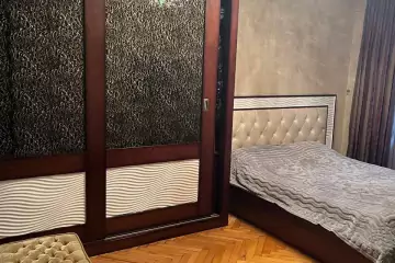 Satılır Köhnə Tikili Elmler Akademiyasıda