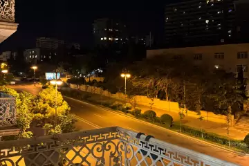 Satılır Köhnə Tikili Elmler Akademiyasıda