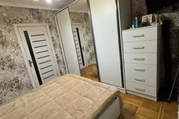 Satılır Köhnə Tikili Elmler Akademiyasıda