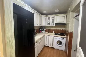 Satılır Köhnə Tikili Elmler Akademiyasıda