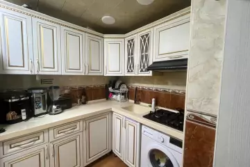 Satılır Köhnə Tikili Elmler Akademiyasıda