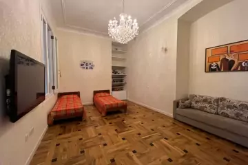 Aylıq Kirayə Köhnə Tikili Mərkəzdə