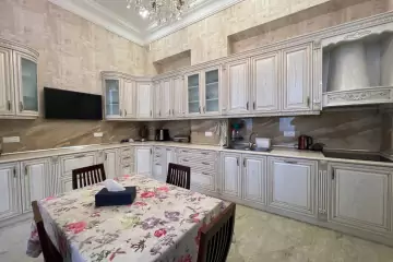 Aylıq Kirayə Köhnə Tikili Mərkəzdə