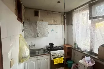 Satılır Köhnə Tikili Ayna Sultanova Heykəlində