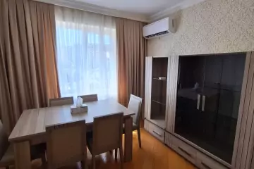 Satılır Köhnə Tikili Elmler Akademiyasıda