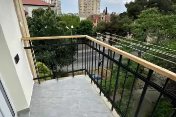 Satılır Köhnə Tikili Bakıxanovda