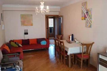 Satılır Köhnə Tikili Elmler Akademiyasıda