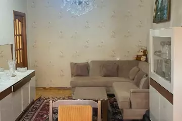 Satılır Köhnə Tikili Ayna Sultanova Heykəlində