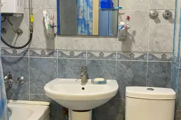 Satılır Köhnə Tikili Ayna Sultanova Heykəlində