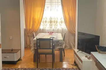 Satılır Köhnə Tikili Ayna Sultanova Heykəlində