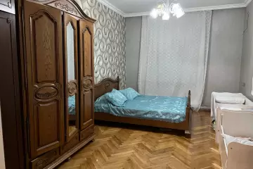 Satılır Köhnə Tikili Elmler Akademiyasıda