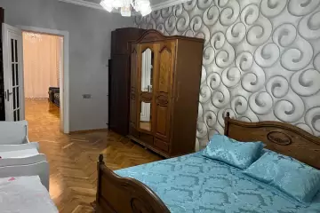Satılır Köhnə Tikili Elmler Akademiyasıda