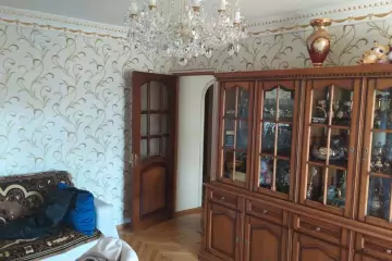 Satılır Köhnə Tikili 8-ci Kilometrdə