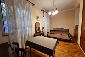 Satılır Köhnə Tikili İçərişəhərdə